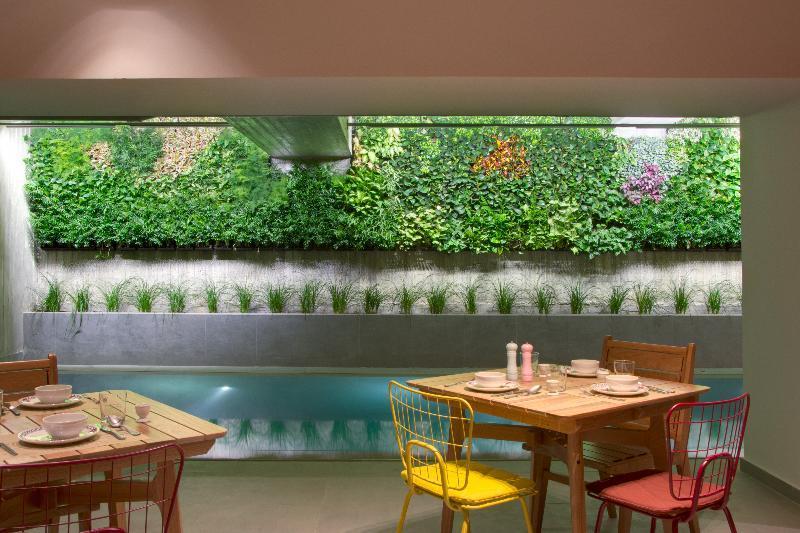 Hotel Coco-Mat Athens Jumelle Exterior foto A living wall in a restaurant