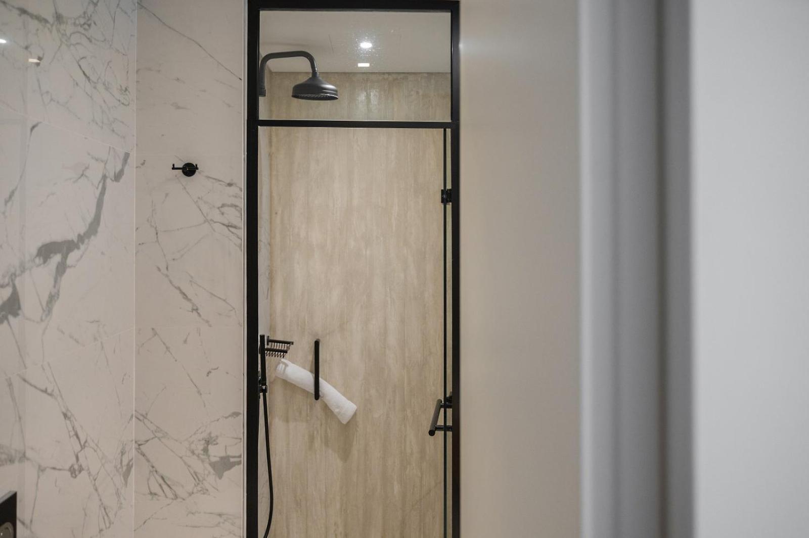 Hotel Coco-Mat Athens Jumelle Exterior foto A shower with a shower head